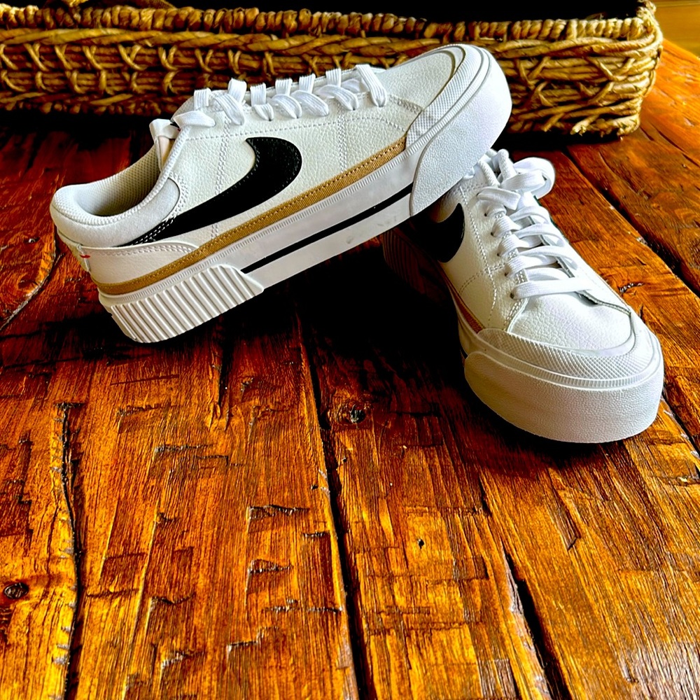 Women's Nike US 7.5 white tennis shoe